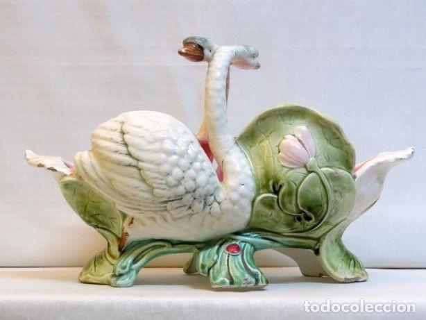 Antiquit&eacute;s: Floreira, Arte Nova, em Faian&ccedil;a da F&aacute;brica de Sacav&eacute;m; Princ&iacute;pio do s&eacute;culo XX; Dimens&otilde;es &ndash; 19,5cm x