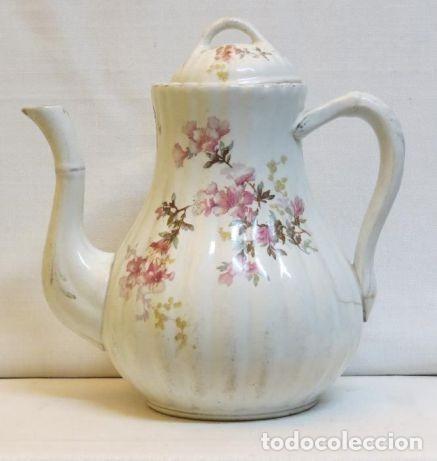 Antiquit&eacute;s: Cafeteira em faian&ccedil;a portuguesa de Sacav&eacute;m decorada com flores; N&atilde;o marcada; Altura &ndash; 23cm; Di&acirc;metro