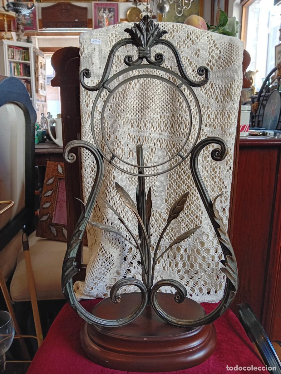Antiquit&eacute;s: Porta espejo de hierro decorado con hojas