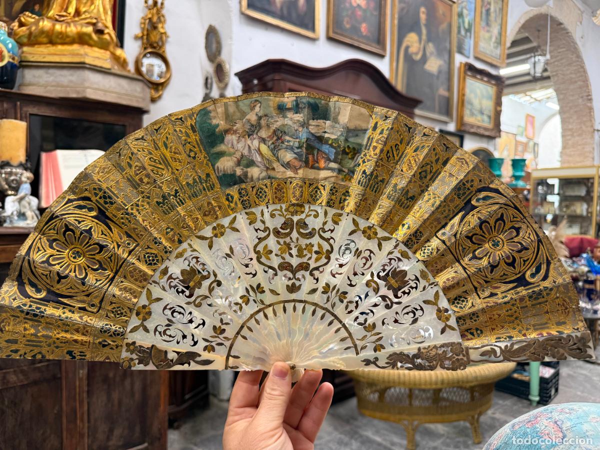 Antig&uuml;edades: ANTIGUO ABANICO DE NACAR Y PAPEL PINTADO - MEDIDA ABIERTO 52X28 CM