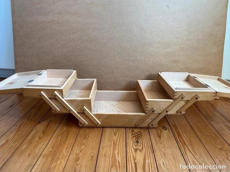 Antiquit&auml;ten: Costurero de madera con compartimentos expandibles