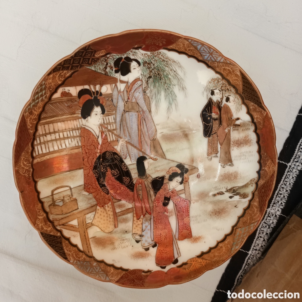 Antig&uuml;edades: Plato japon&eacute;s antiguo Kutani s. XIX Meiji - Sello Wataya (11 cm)