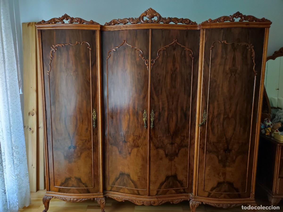 Antiguidades: Precio negociable.Armario antiguo cl&aacute;sico de 4 puertas, madera veteada y tallas ornamentales.