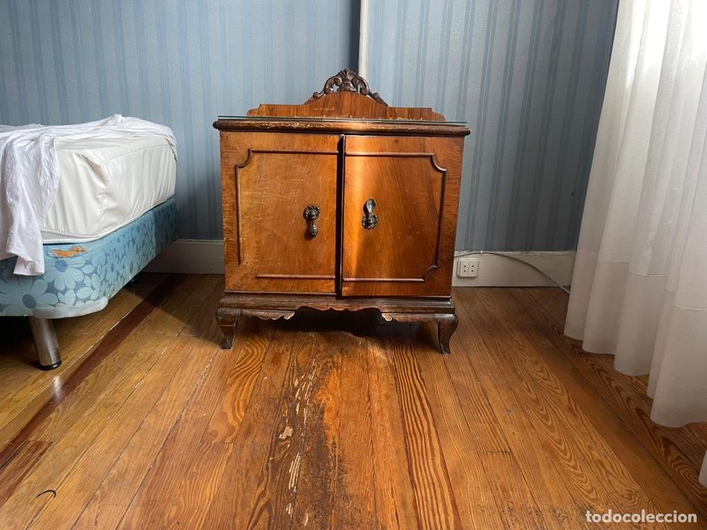 Antiques: Mesilla antigua 2 puertas y caj&oacute;n interior - SOLO RECOGIDA BILBAO, SIN ENV&Iacute;O