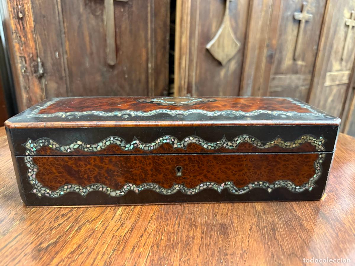 Antig&uuml;edades: ANTIGUA CAJA JOYERO DE MADERA CON ENCRUSTACIONES EN MADERA Y NACAR - MEDIDA 30X11X9 CM