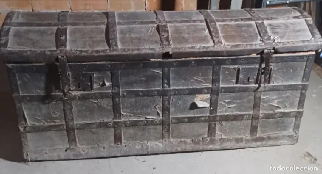 Antig&uuml;edades: Ba&uacute;l de pino y cuero - Foto 4