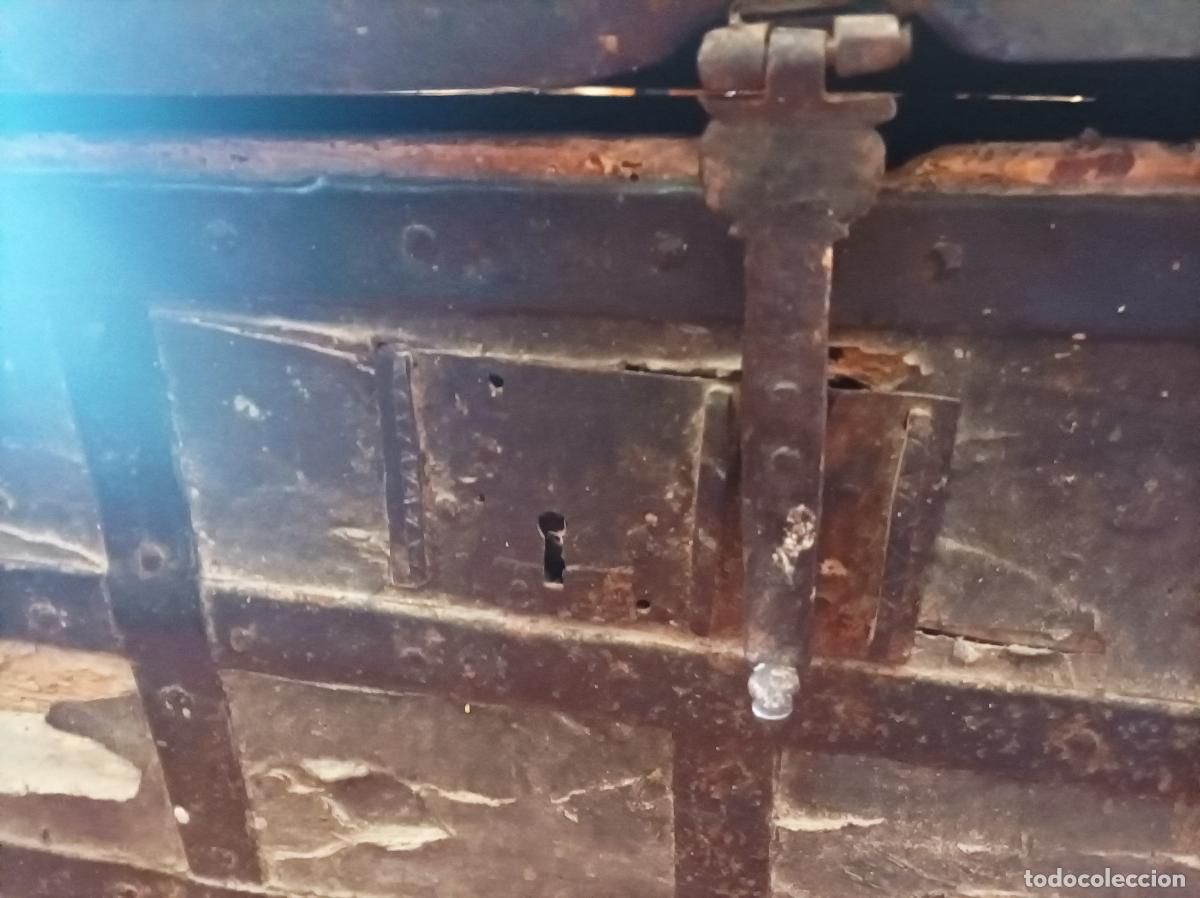 Antig&uuml;edades: Ba&uacute;l de pino y cuero - Foto 6