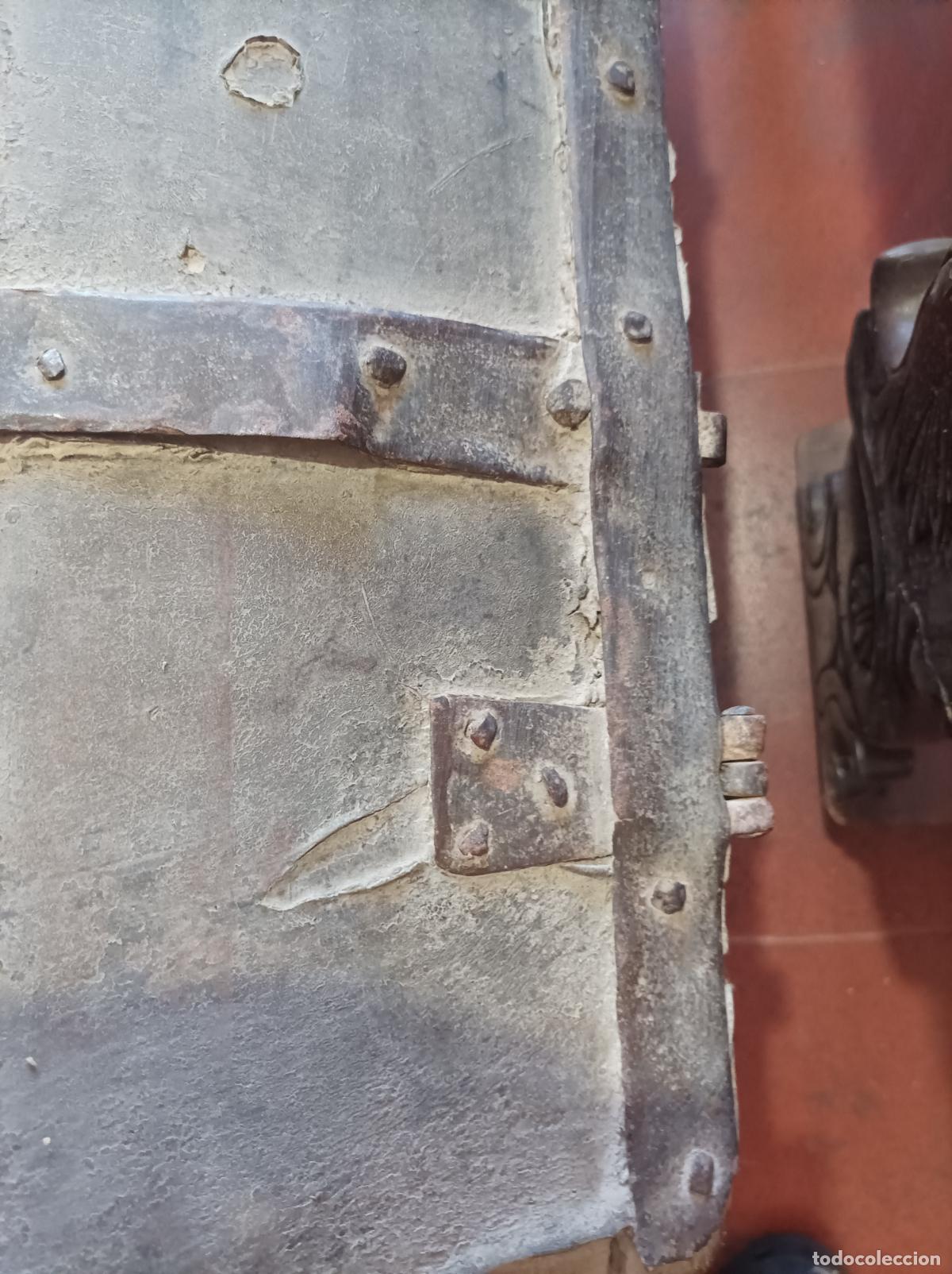 Antig&uuml;edades: Ba&uacute;l de pino y cuero - Foto 7