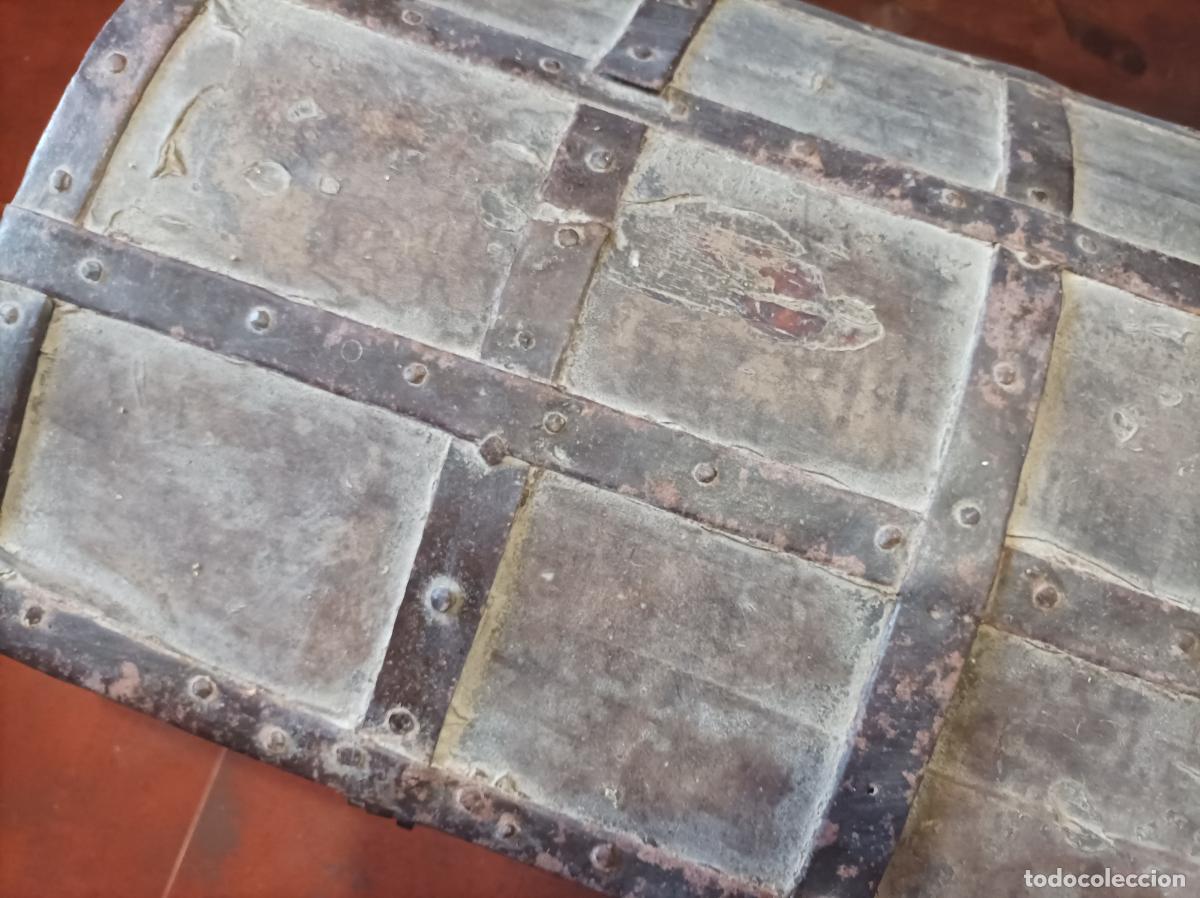 Antig&uuml;edades: Ba&uacute;l de pino y cuero - Foto 10