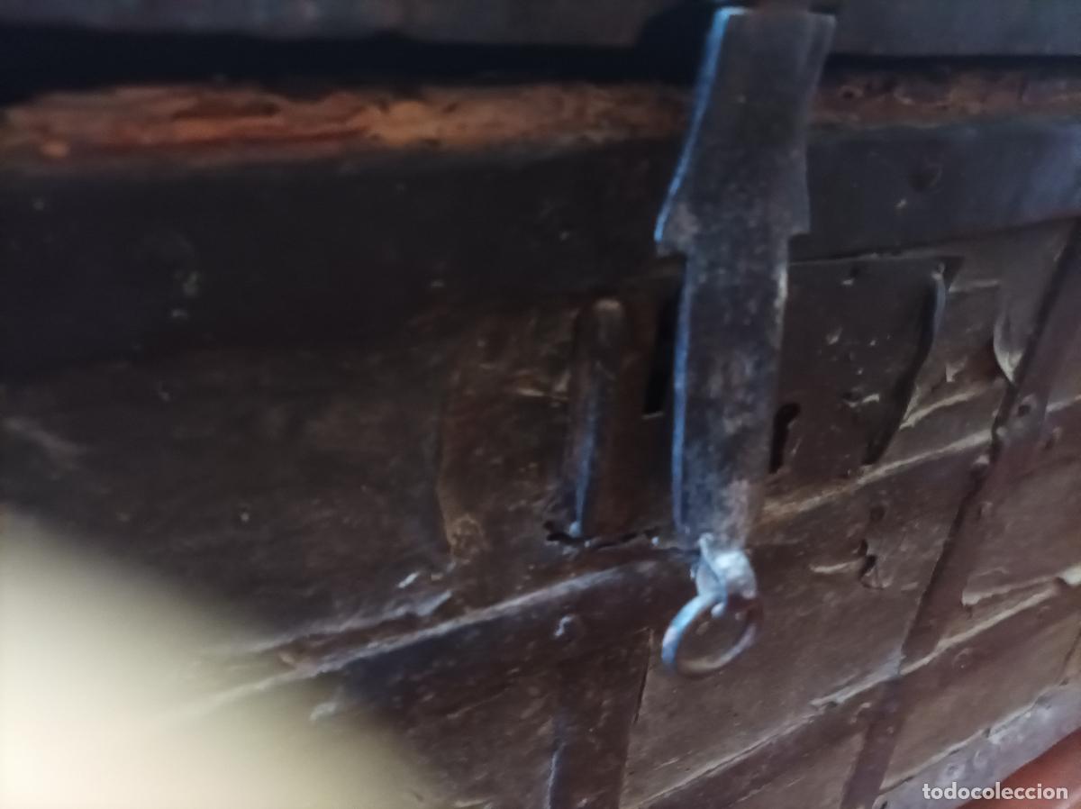 Antig&uuml;edades: Ba&uacute;l de pino y cuero - Foto 12