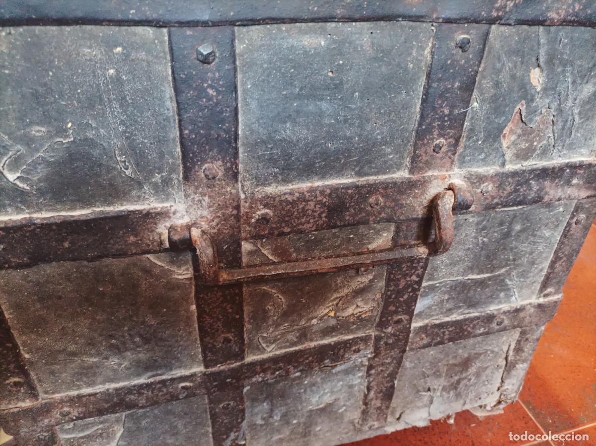 Antig&uuml;edades: Ba&uacute;l de pino y cuero - Foto 22