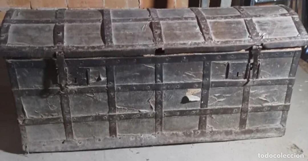 Antig&uuml;edades: Ba&uacute;l de pino y cuero - Foto 23
