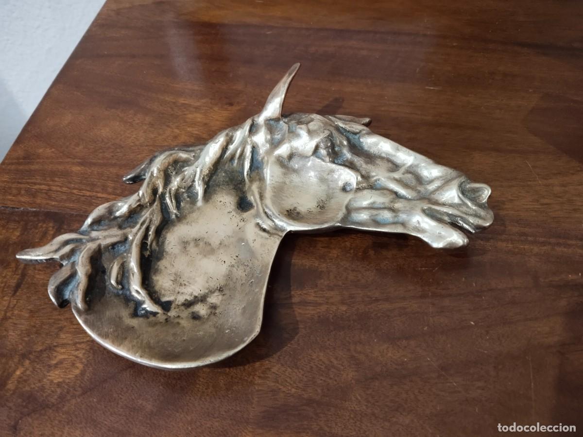 Antig&uuml;edades: Preciosa bandeja vaciabolsillos en bronce cabeza de caballo.