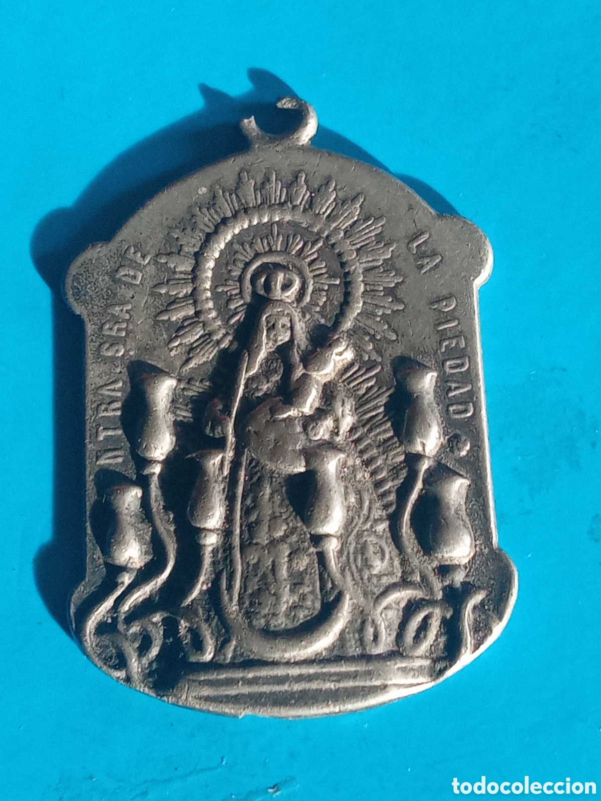 Oggetti Antichi: Antigua medalla, Nuestra Se&ntilde;ora de la Piedad, Almendralejo, mide 40x30 mm