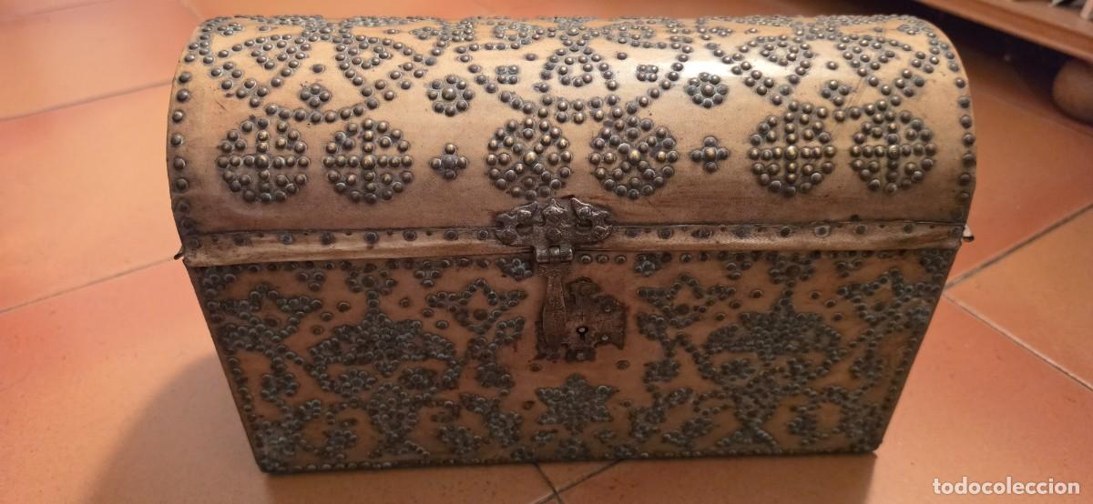 Antiques: Preciosa arqueta siglo XVII XVIII madera y piel con tachuelas