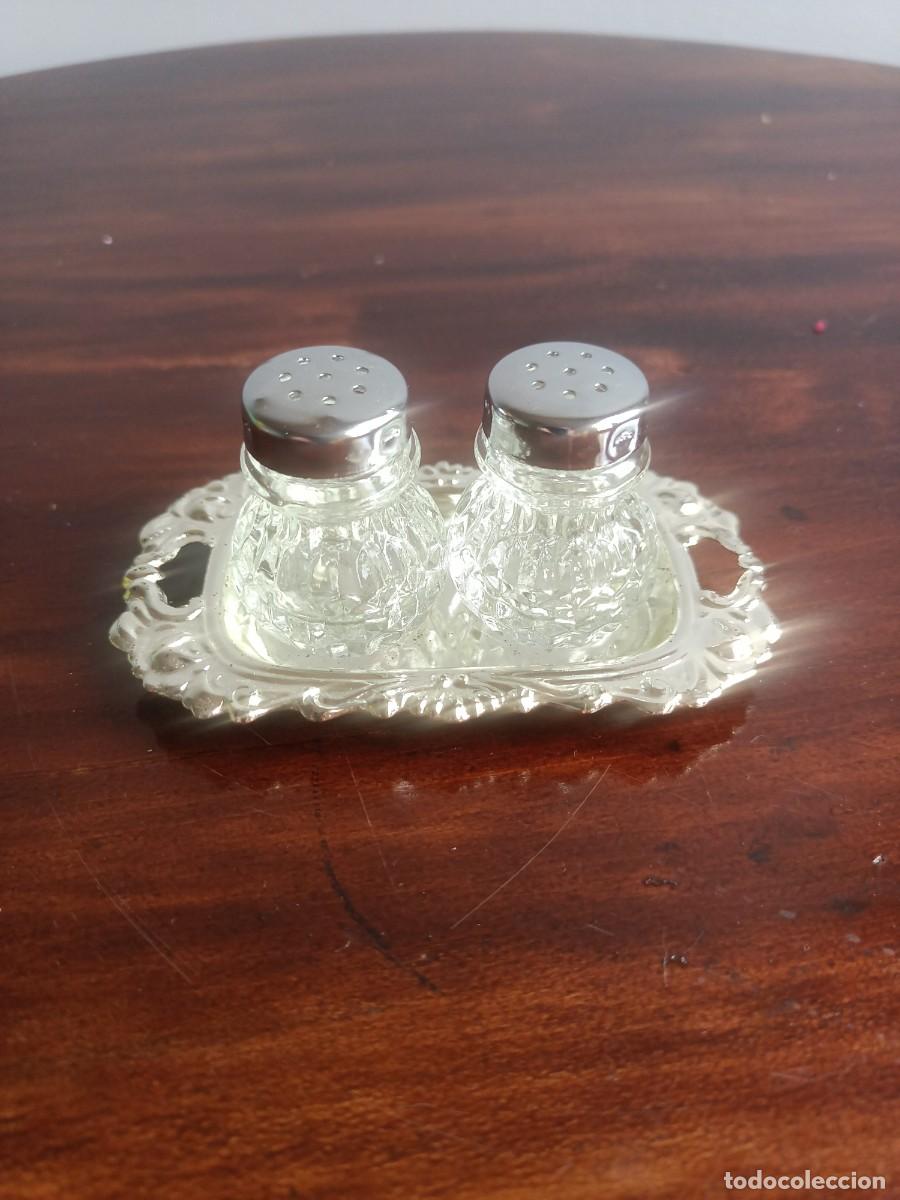 Antiques: juego de salero y pimentero de cristal tallado con bandeja met&aacute;lica plateada decorativa