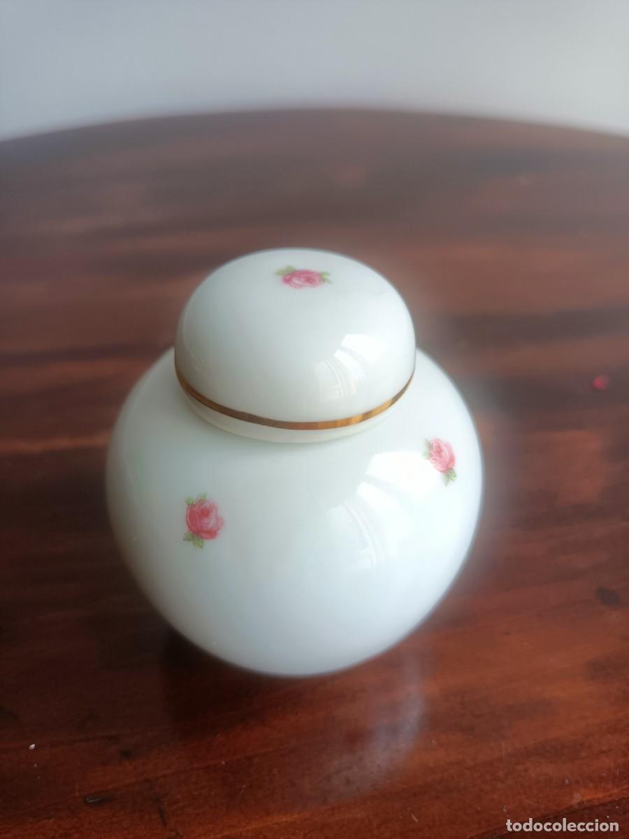 Oggetti Antichi: Tarro de porcelana con rosas y detalles dorados