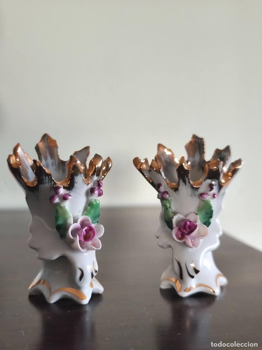 Antiquit&eacute;s: Dos preciosos violeteros de porcelana.