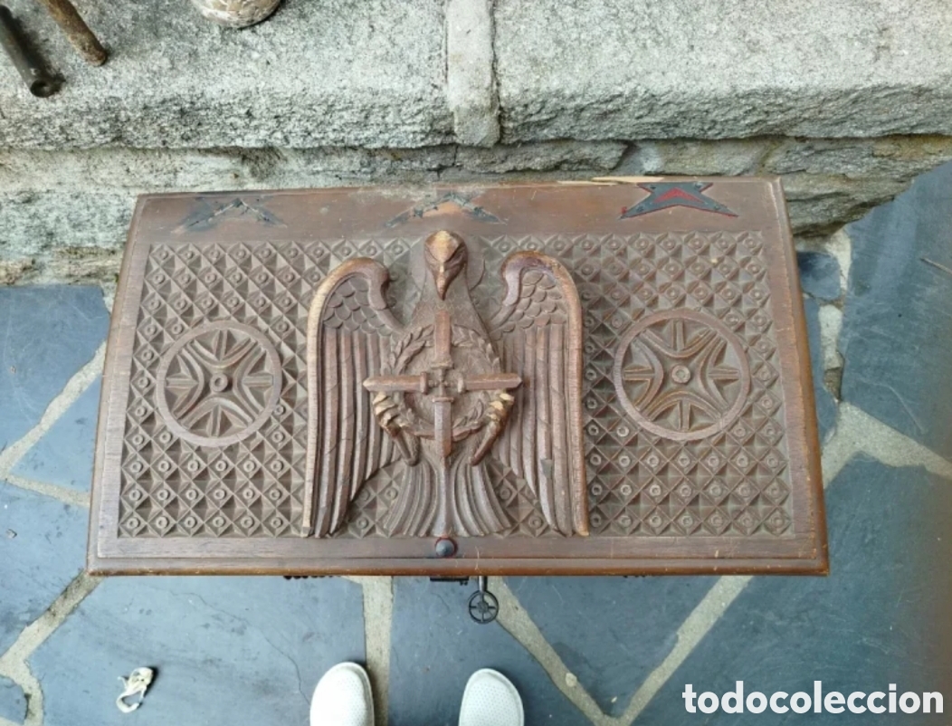 Antig&uuml;edades: Arca tallada con &aacute;guila y castillo - Foto 2