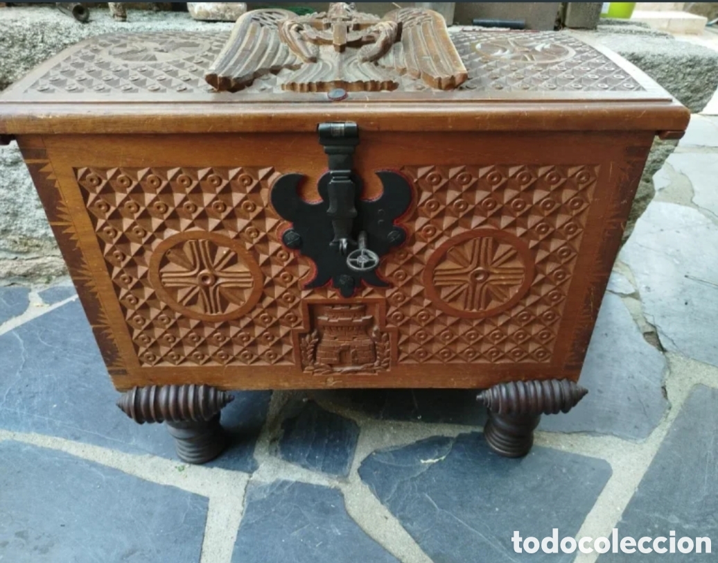 Antig&uuml;edades: Arca tallada con &aacute;guila y castillo