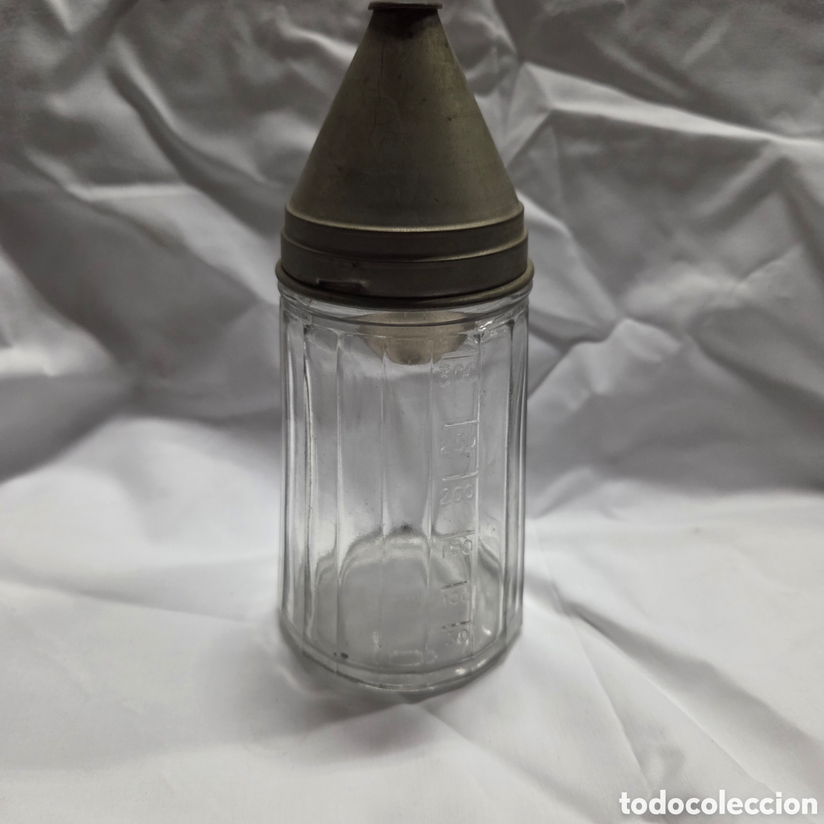 Antiques: Azucarero Vintage de Vidrio Graduado con Dosificador C&oacute;nico de Metal &ndash; A&ntilde;os 50/60 - 19 cm -