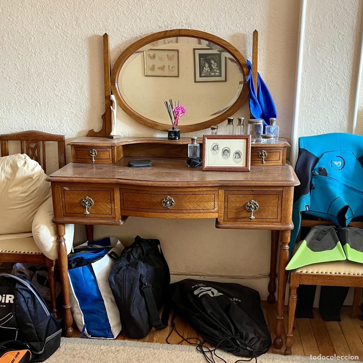 Antiquit&eacute;s: Tocador antiguo de madera con espejo ovalado y 5 cajones. Recogida Bilbao. SIN ENV&Iacute;O