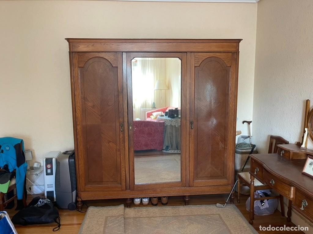 Antig&uuml;edades: Armario antiguo de madera, 3 puertas, espejo y cajones. SOLO RECOGIDA BILBAO, SIN ENV&Iacute;O