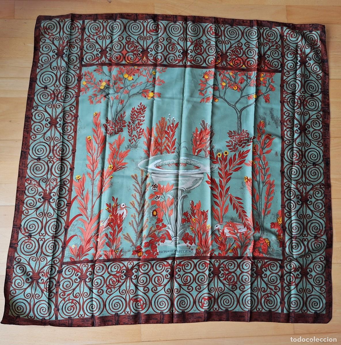Antiquit&eacute;s: BONITO PA&Ntilde;UELO DE CUELLO DE SE&Ntilde;ORA GRANATE/VERDE 90 X 90- SEVILLA DE VICTORIO Y LUCCHINO - NUEVO