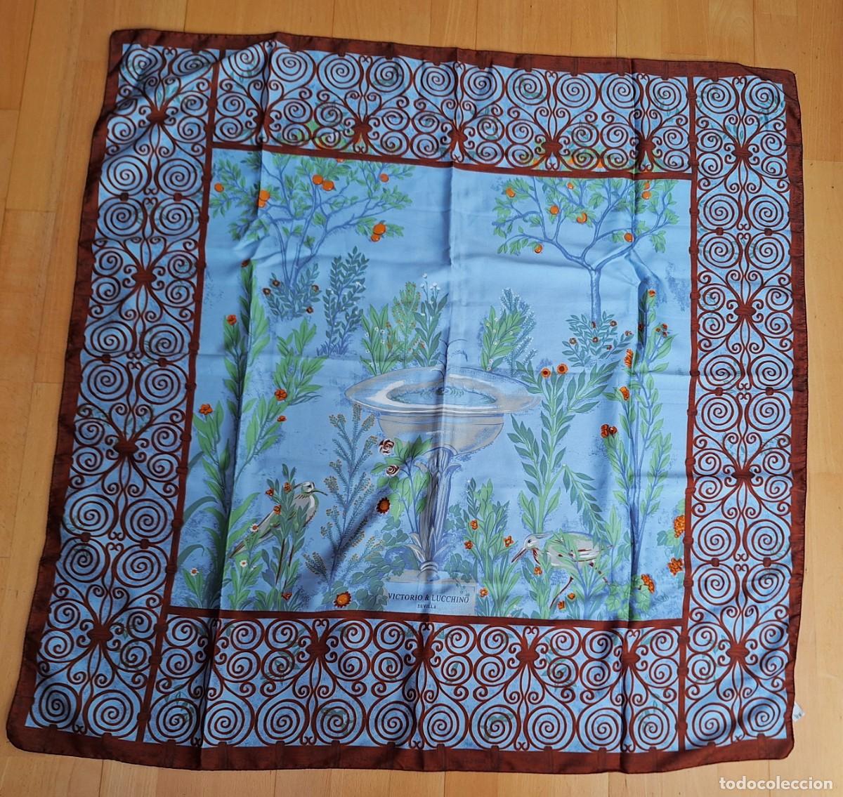 Antig&uuml;edades: BONITO PA&Ntilde;UELO DE CUELLO DE SE&Ntilde;ORA GRANATE/AZUL 90 X 90 - SEVILLA DE VICTORIO Y LUCCHINO - NUEVO