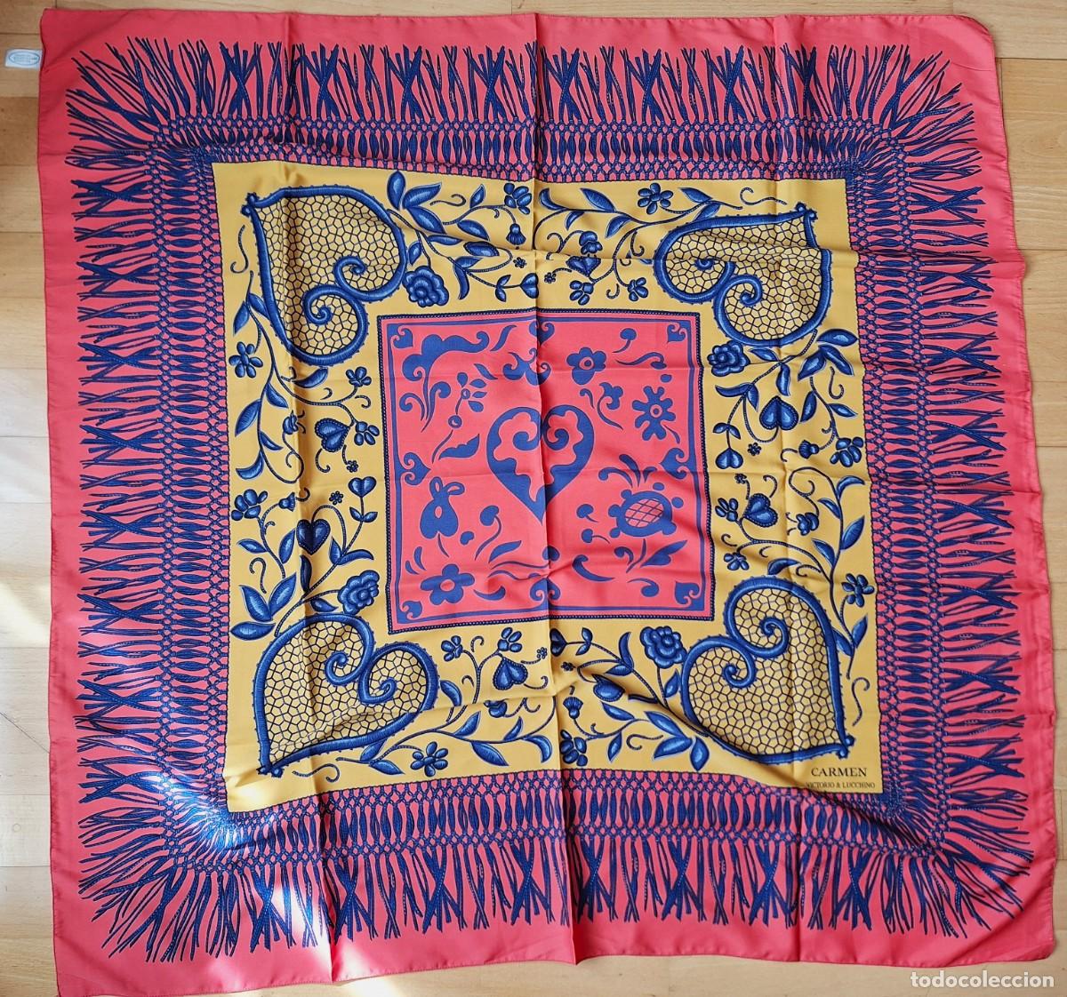Antig&uuml;edades: BONITO PA&Ntilde;UELO DE CUELLO DE SE&Ntilde;ORA ROJO/AMARILLO 90 X 90 - CARMEN DE VICTORIO Y LUCCHINO - NUEVO