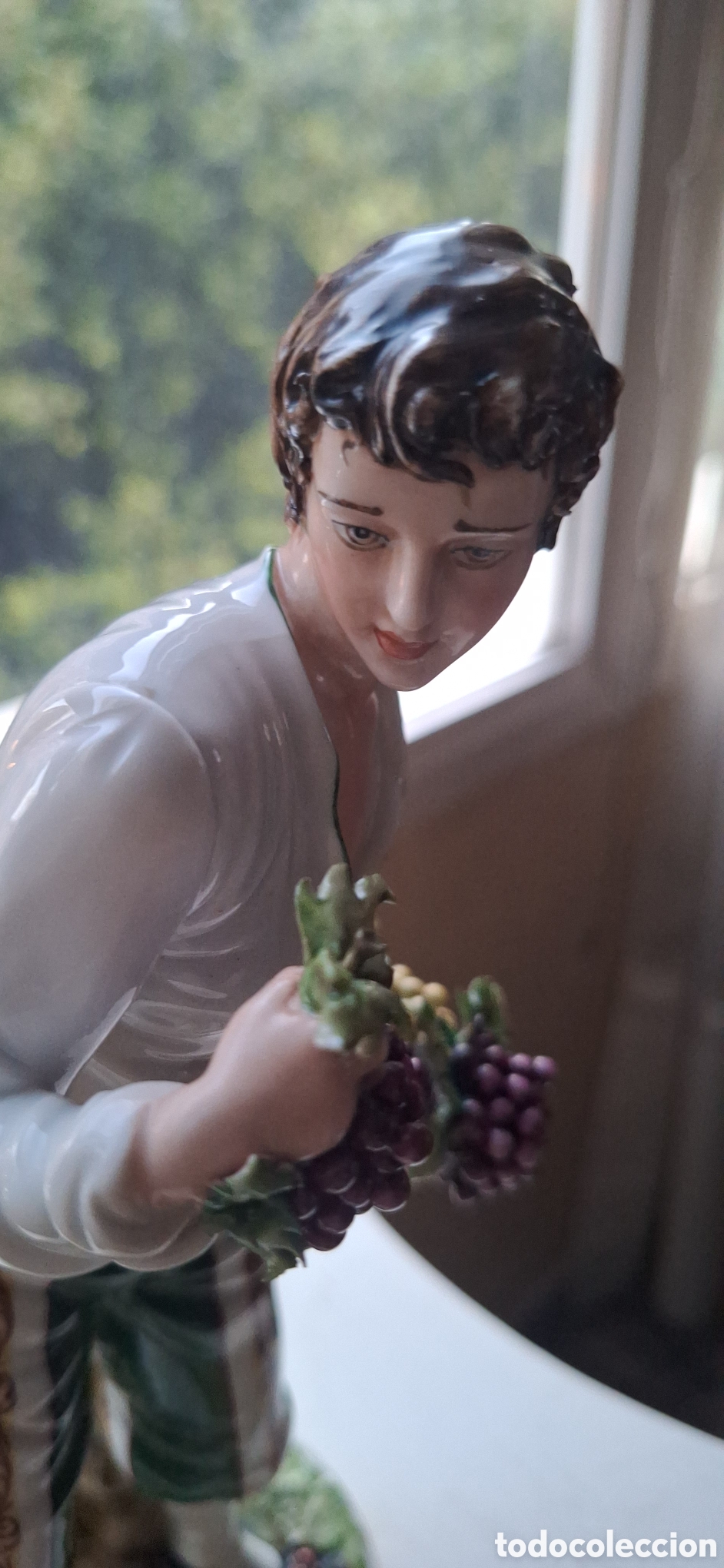 Antiques: Figura de joven vendimiador. De la manufactura Capodimonte. En la base aparece la &rdquo; N&rdquo;