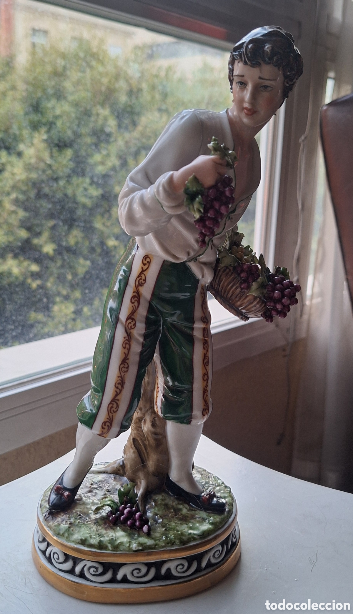 Antiquit&eacute;s: Figura de joven vendimiador. De la manufactura Capodimonte. En la base aparece la &rdquo; N&rdquo;