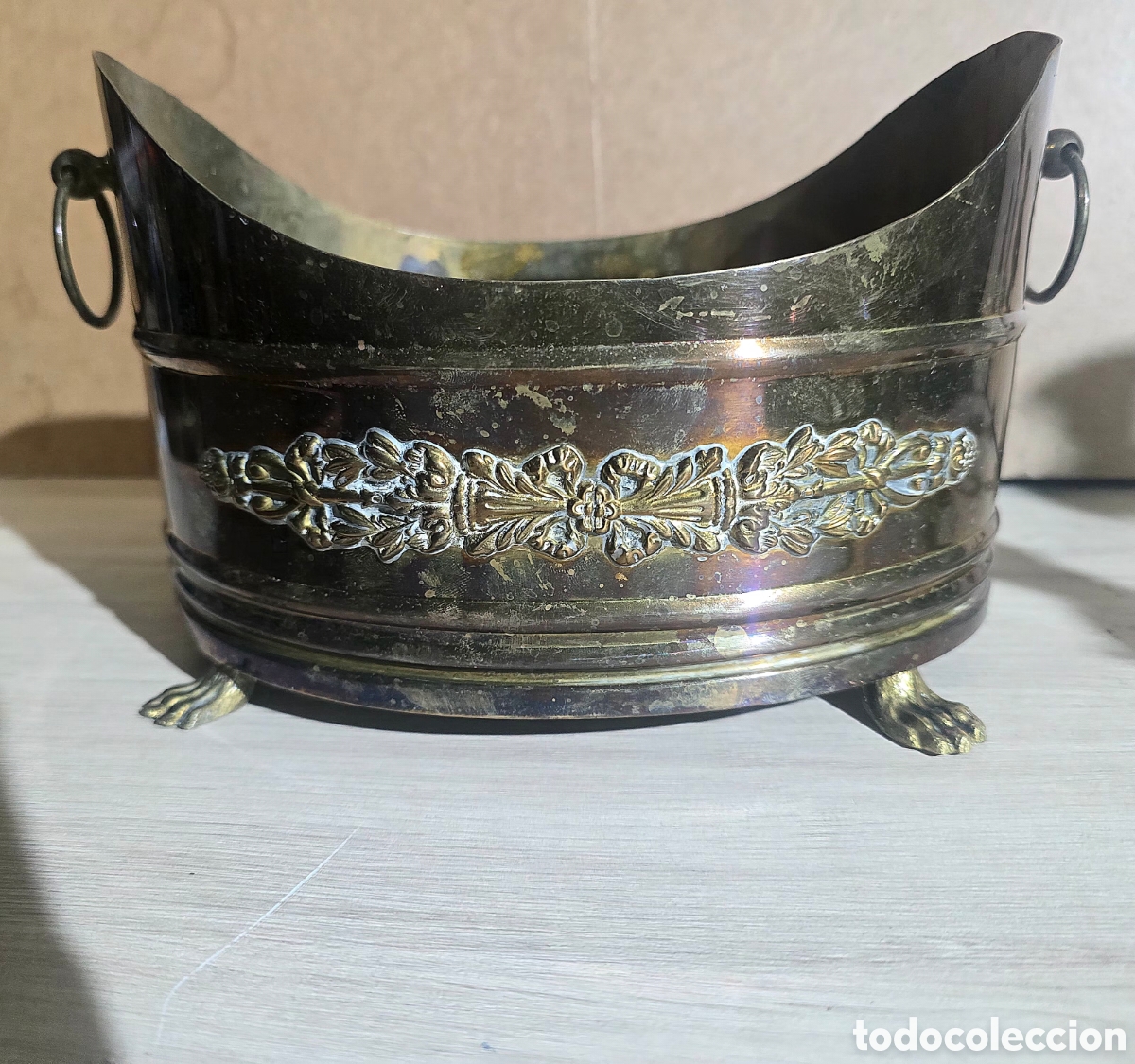 Antiquit&eacute;s: Antiguo le&ntilde;ero jardinera de lat&oacute;n macizo con patas de garra estilo Regency