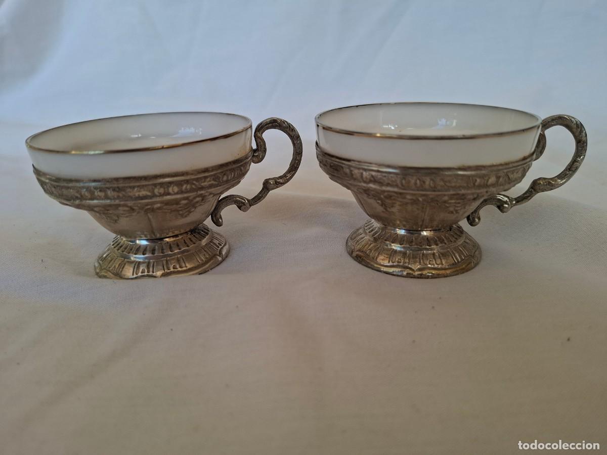 Antiquit&eacute;s: Pareja de tazas de opalina y metal plateado