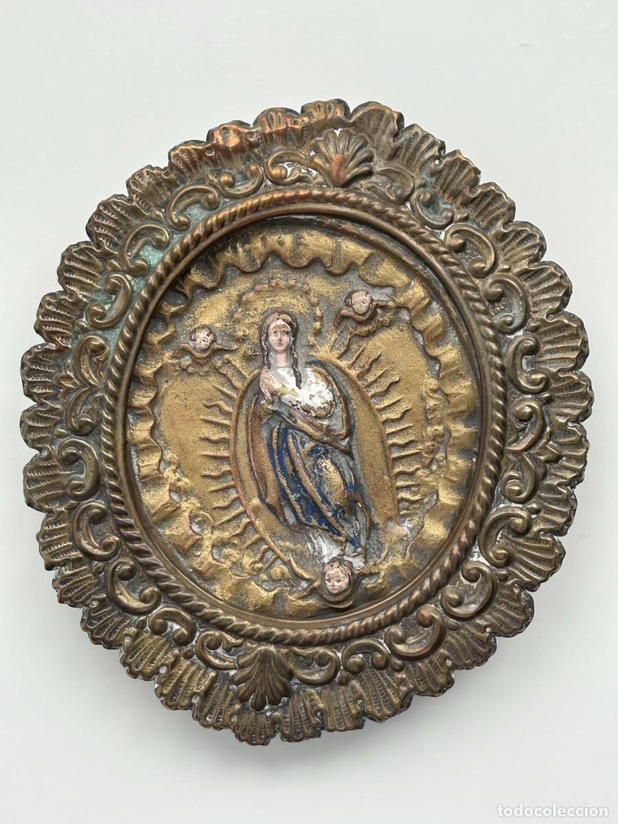 Antiguidades: ANTIGUA INMACULADA CONCEPCI&Oacute;N EN RELIEVE POLICROMADO. METAL DORADO. ARTE SACRO
