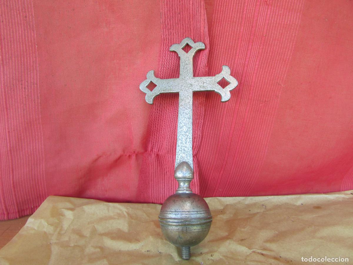 Antiquit&auml;ten: CRUZ de PEND&Oacute;N o ESTANDARTE DE PROCESI&Oacute;N. . ANTIGUO. METAL BLANCO