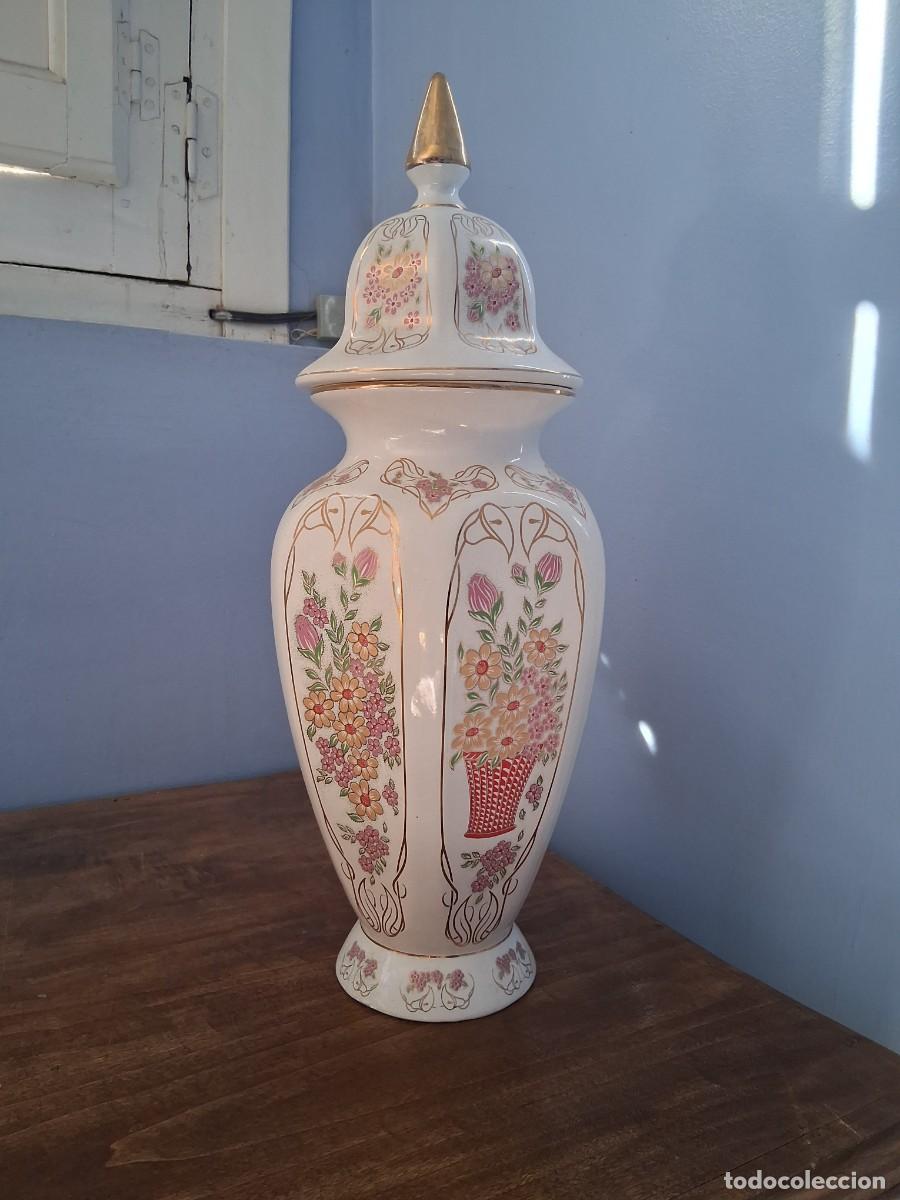 Antiguidades: jarr&oacute;n o urna de porcelana blanca con tapa, adornado con motivos florales