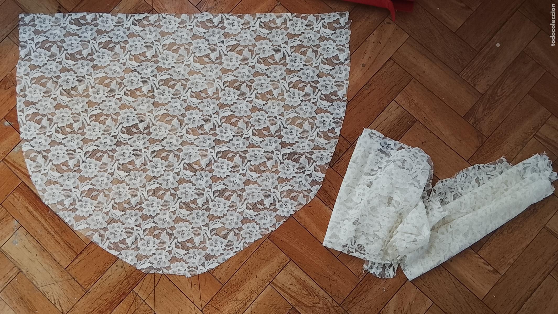 Antiguidades: PEQUE&Ntilde;A TOCA SOBREMANTO Y TOCADO DE PEQUE&Ntilde;A VIRGEN DE VESTIR DE ENCAJE DE ANTIGUA MANTILLA RELIGIOSA