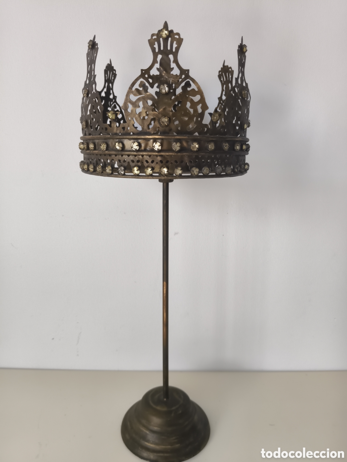 Antiques: Antigua corona para imagen religiosa de lat&oacute;n con cristales de brillo incrustado sobre soporte