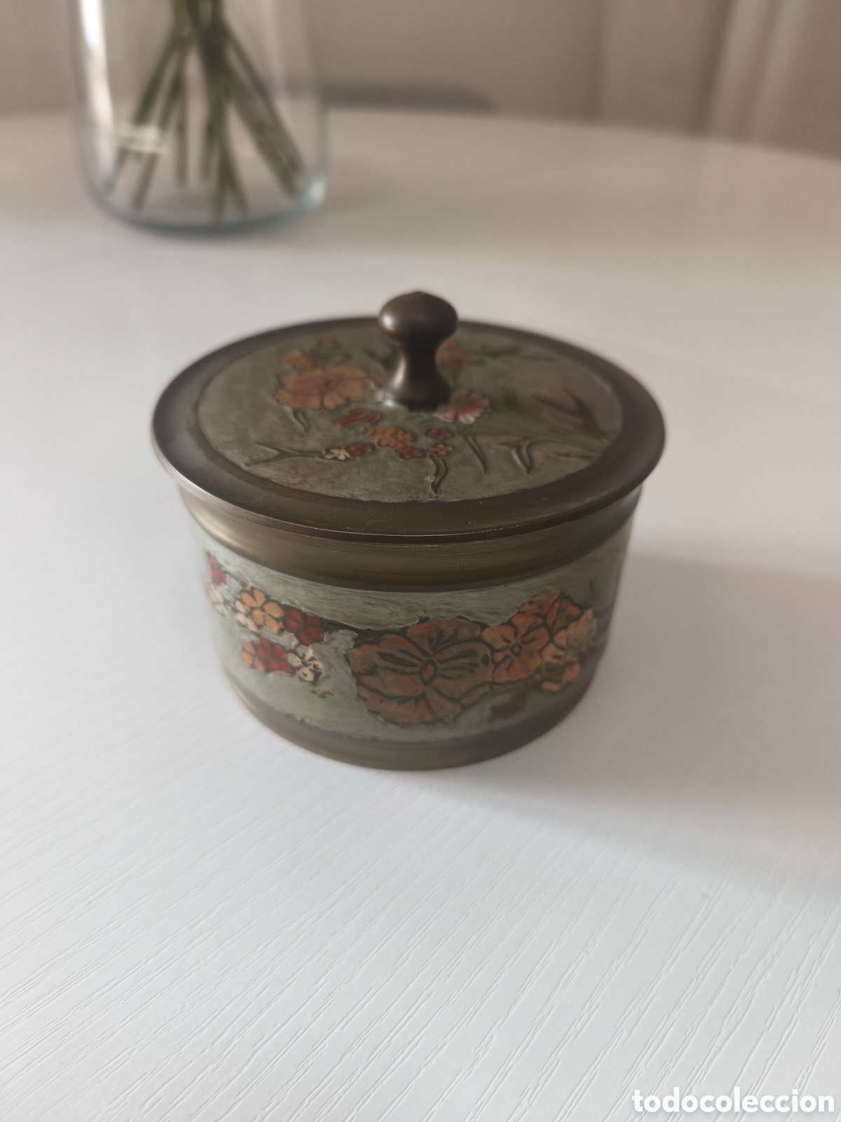 Antiques: Caja de lat&oacute;n o metal gravado floral