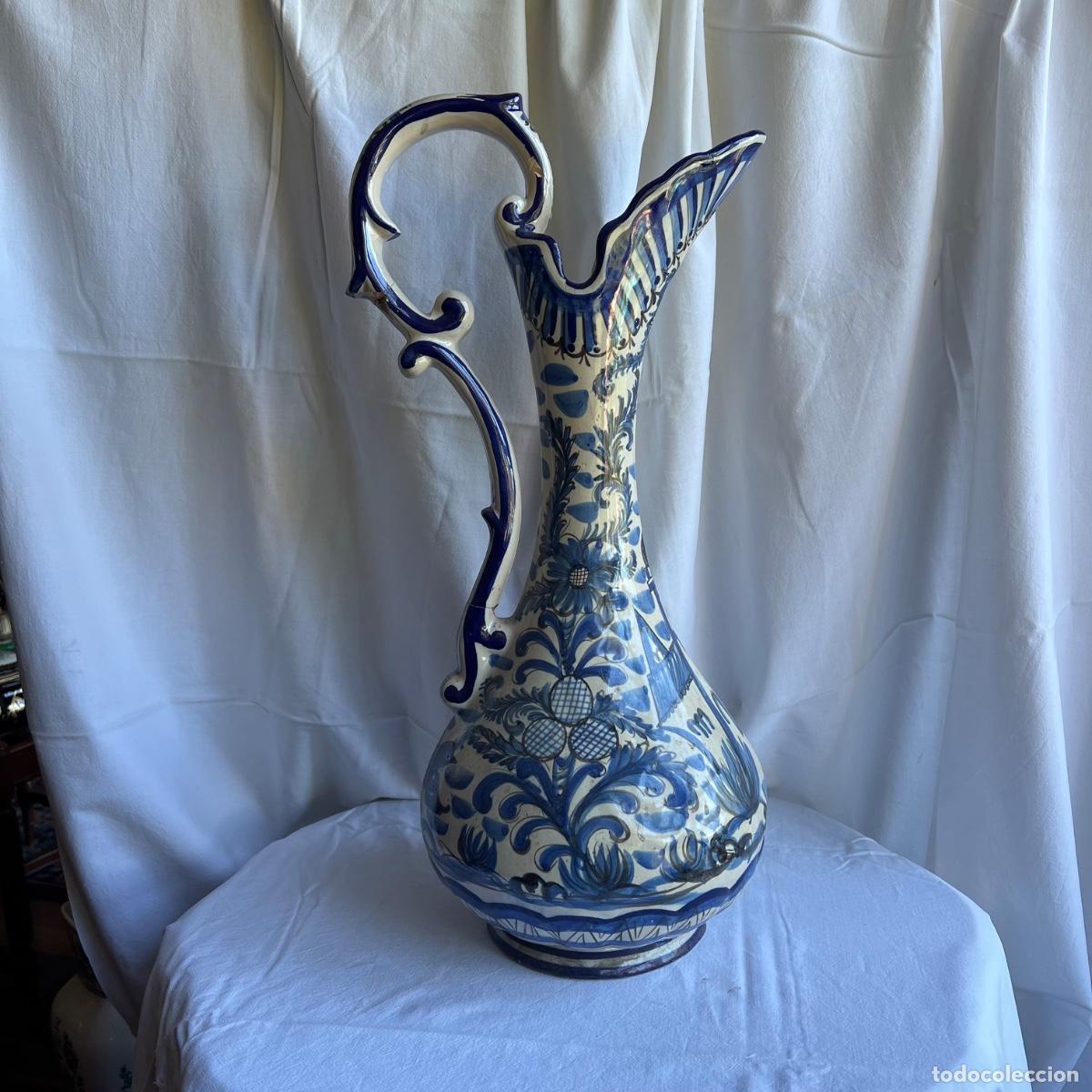 Antig&uuml;edades: Gran Jarra de Pico / Aguamanil de Cer&aacute;mica Estilo Talavera - Decoraci&oacute;n Azul Cobalto - Asa Reparada