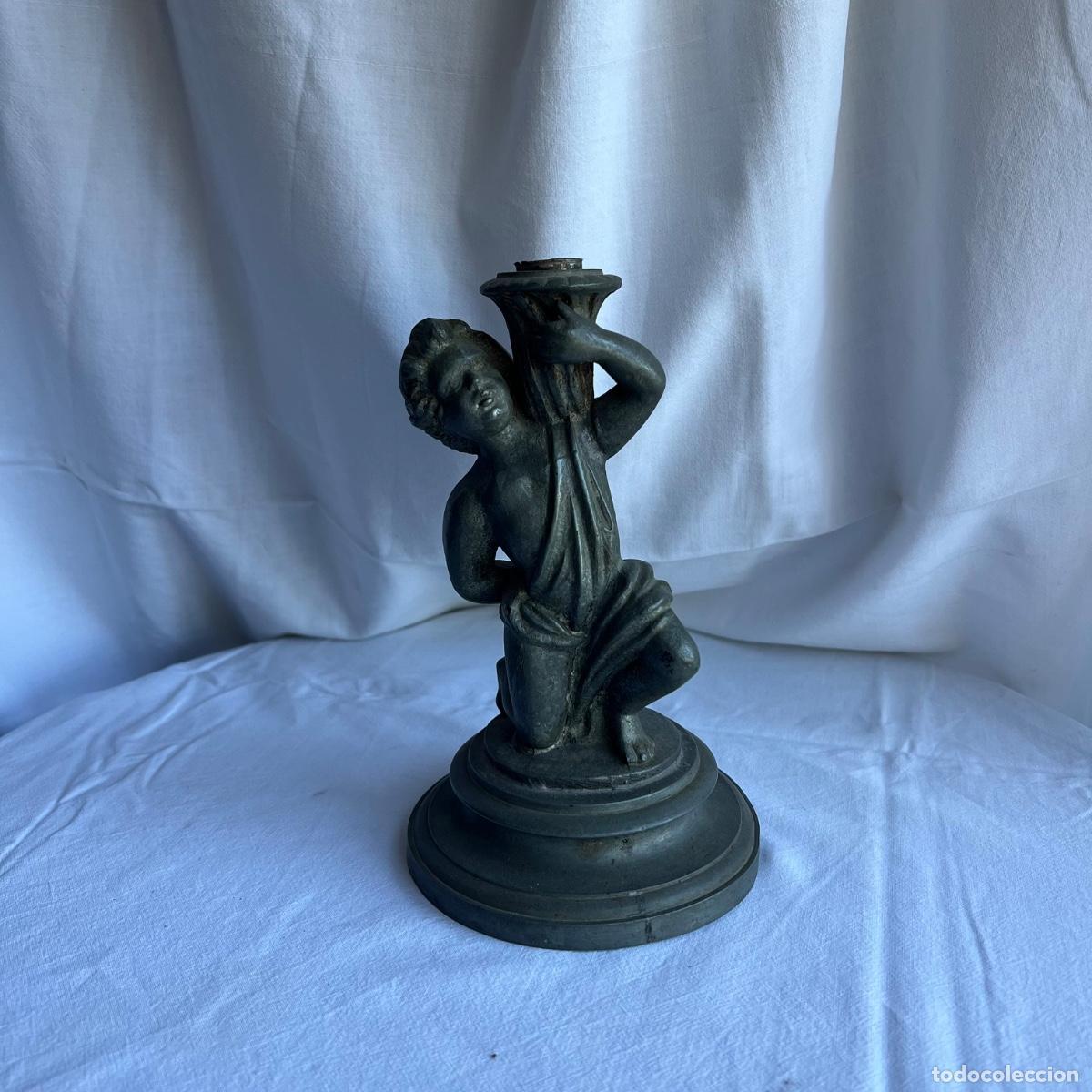 Antig&uuml;edades: Antiguo Candelabro Monovela Rococ&oacute; - Figura Cherub en Calamina o Bronce Patinado - S. XIX/XX