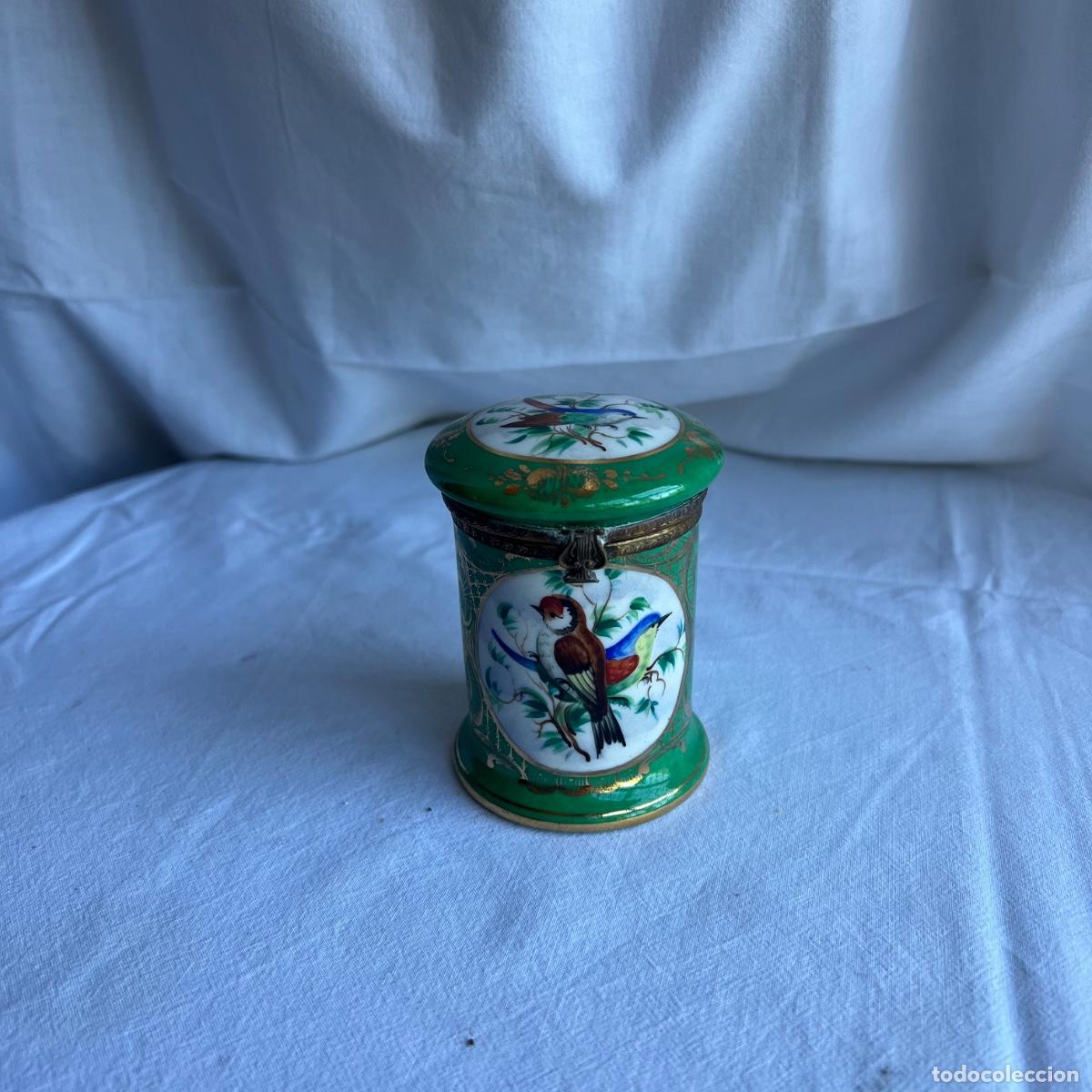 Antiguidades: Cajita Cil&iacute;ndrica / Portap&iacute;ldoras Estilo Rococ&oacute; - Porcelana Esmaltada Verde y Oro - S. XX
