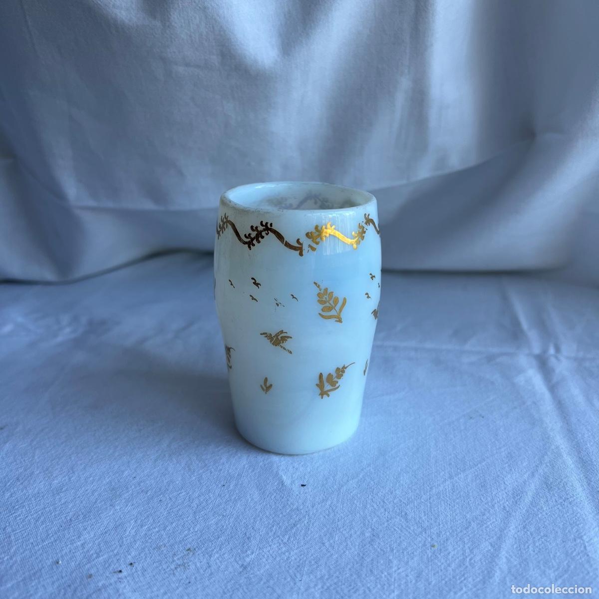 Antiquit&eacute;s: Peque&ntilde;o Vaso de Tocador en Vidrio Opalino Blanco - Decoraci&oacute;n Floral en Oro - Principios s. XX