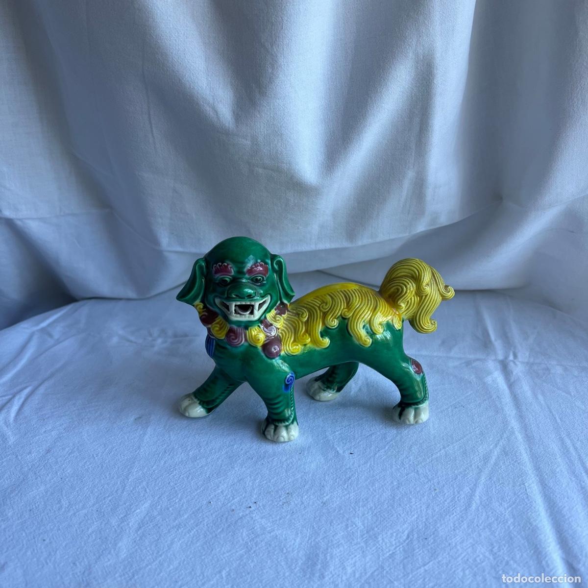 Antiguidades: Figura de Perro Fu / Le&oacute;n Guardi&aacute;n Imperial - Cer&aacute;mica Esmaltada Sancai (Verde y Amarillo) - S. XX