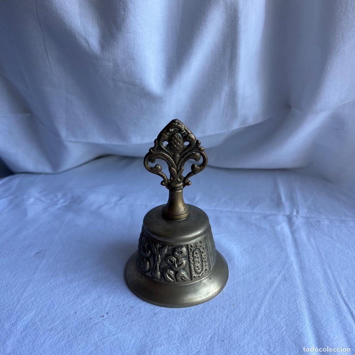 Antiquit&eacute;s: Antigua Campana de Sobremesa / Escritorio en Bronce Moldeado - Relieves Historicistas y Asa Barroca