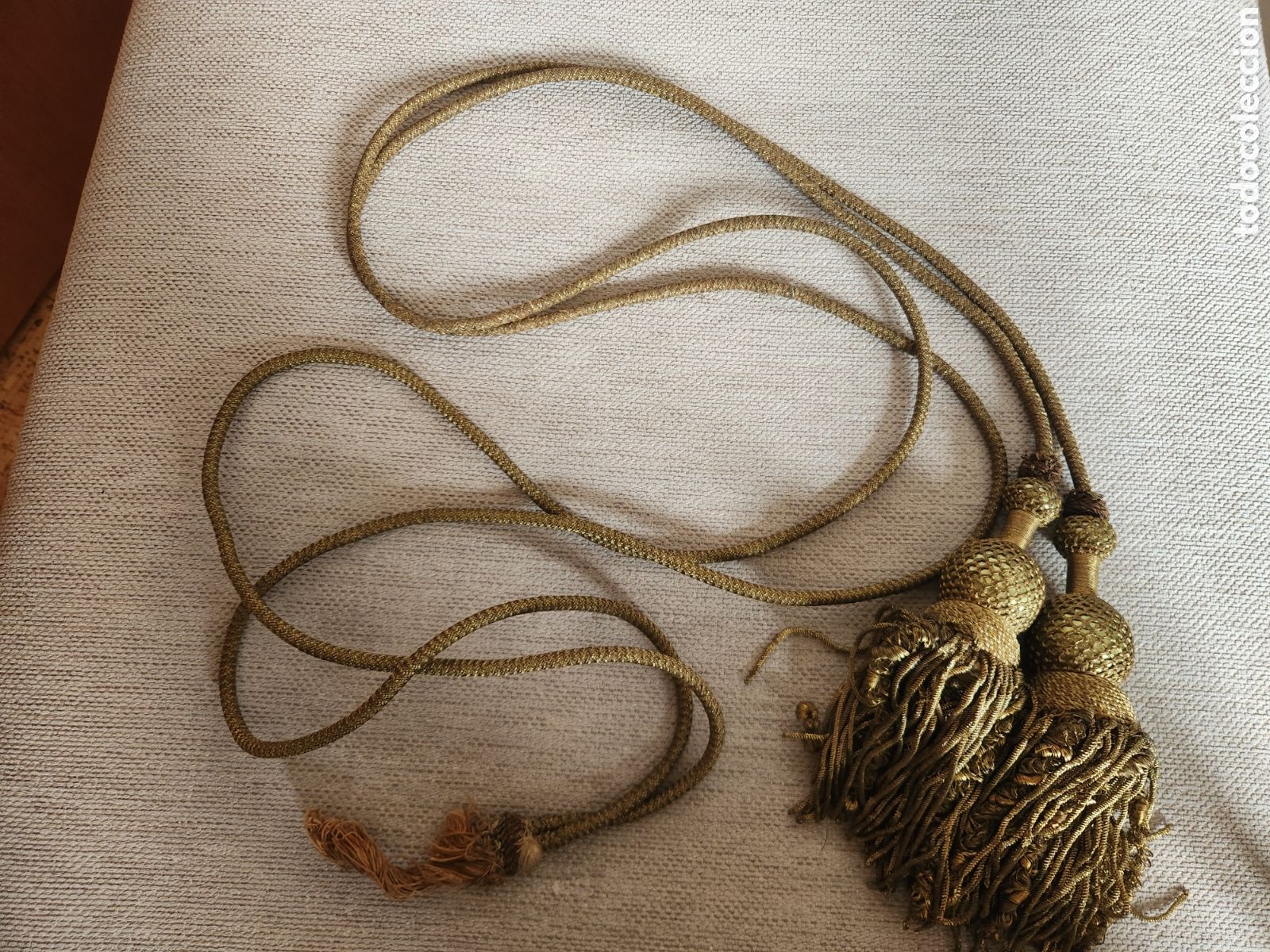 Antig&uuml;edades: Cord&oacute;n o c&iacute;ngulo con borlas - Foto 2