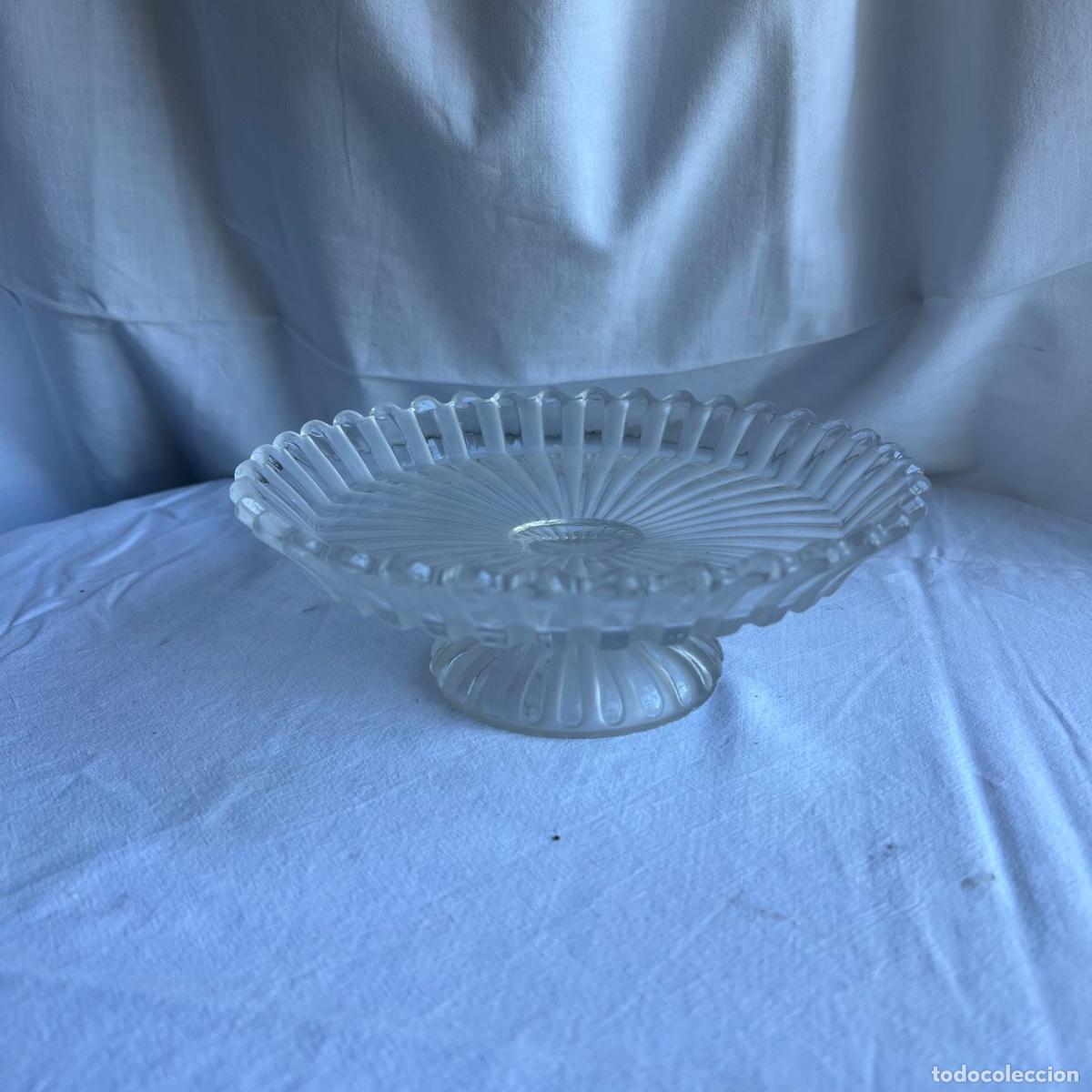 Antiquit&eacute;s: Antiguo Frutero / Compotera con Pedestal en Cristal Prensado Estr&iacute;ado - Registrado N&ordm; 4952 - S. XX