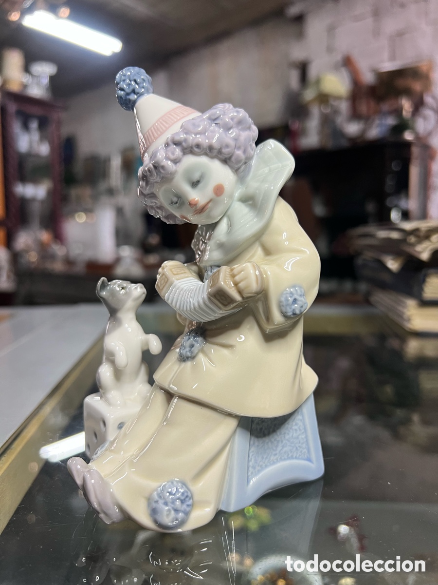 Oggetti Antichi: Figura de porcelana Lladr&oacute; &rdquo;Ni&ntilde;o Pierrot con Perrito y Concertina&rdquo; - Ref 5279 - Descatalogada