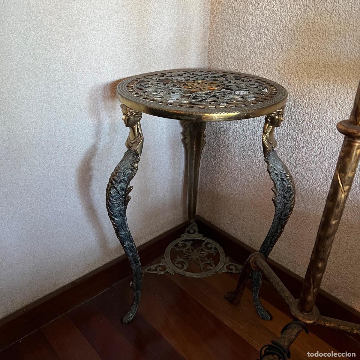 Antiquit&eacute;s: Elegante Mesa Auxiliar Peana Columna en Bronce Calado - Estilo Imperio con Cari&aacute;tides